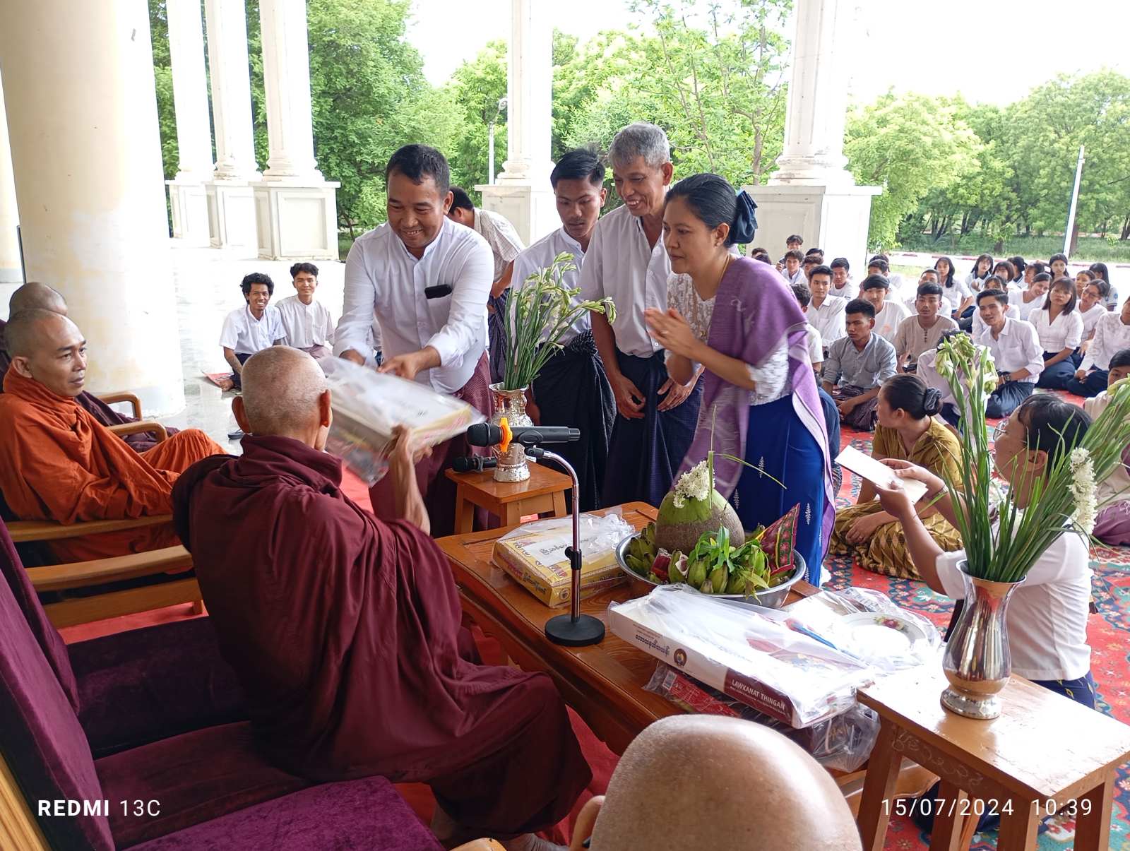ဝါဆိုသက်န်းကပ်လှူပွဲ